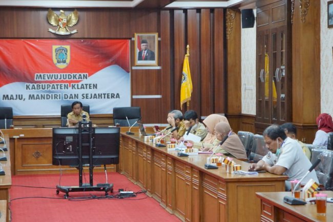 Mengikuti Zoom Meeting Rapat Koordinasi Pengendalian Inflasi Daerah Tahun 2022 