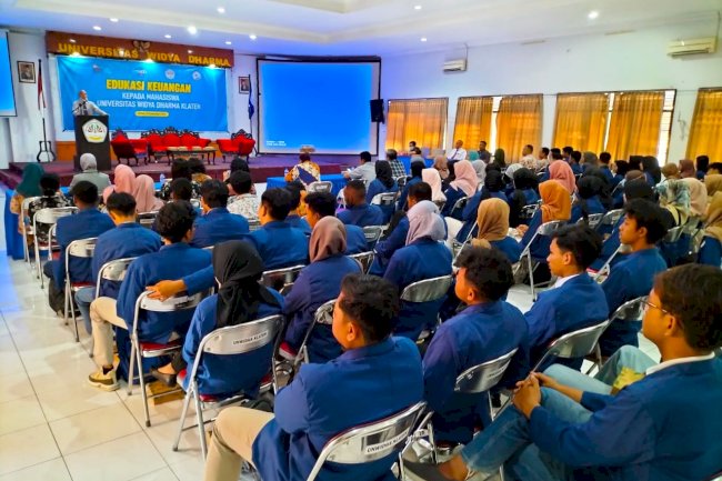 Edukasi Keuangan Kepada Mahasiswa Universitas Widya Dharma Klaten