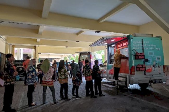 ASN Klaten Rela Mengantri Demi Layanan Penukaran Uang Rupiah 