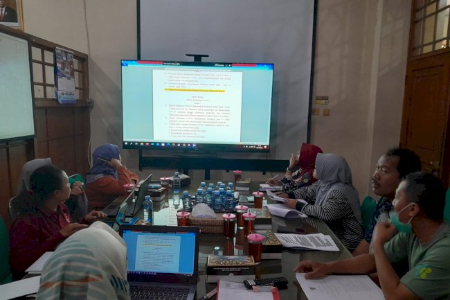 Rapat membahas Raperbup Pembinaan dan Pengawasan Badan Layanan Umum Daerah (BLUD)