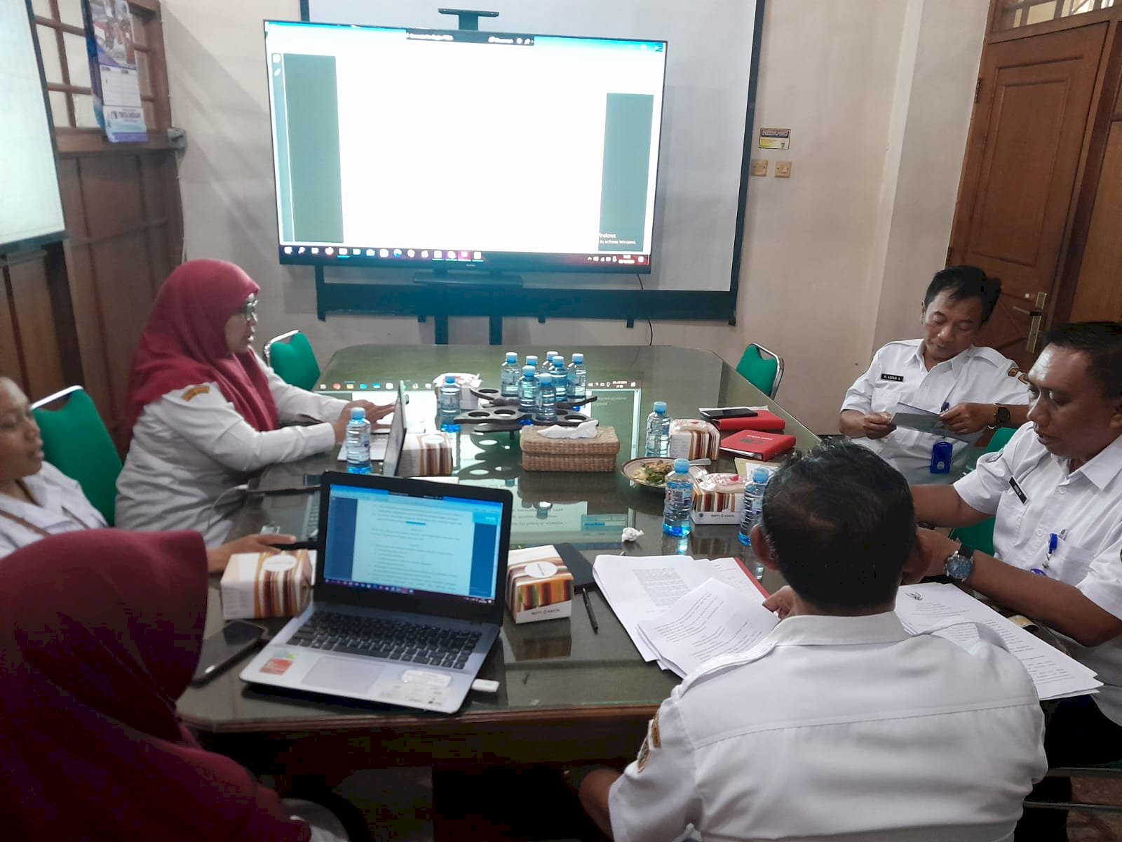 Rapat membahas Draft Raperbup tentang Pedoman Penetapan dan Klasifikasi Golongan Tarif Pelanggan Air Minum Perumda Air Minum Tirta Merapi Kabupaten Klaten