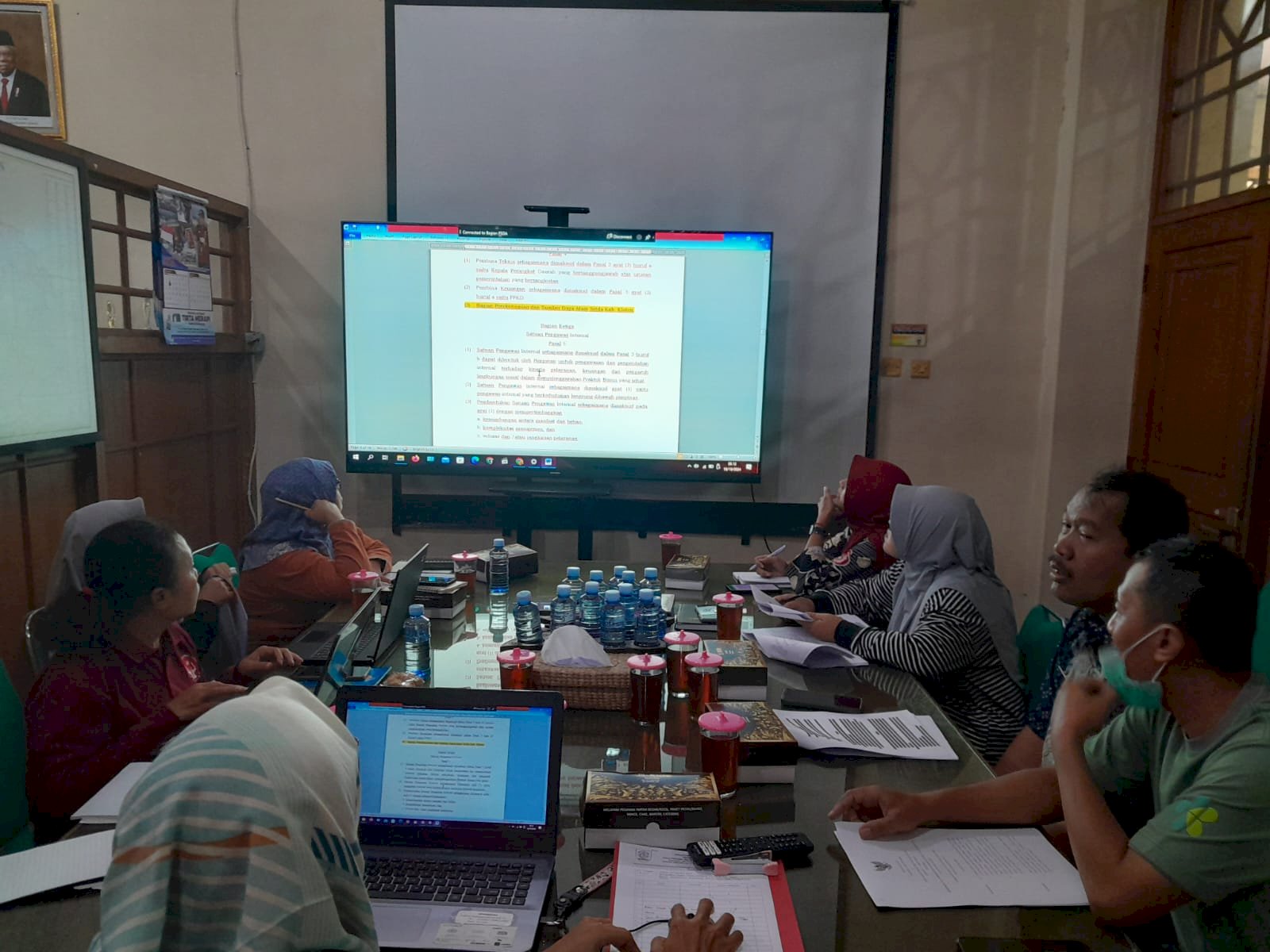 Rapat membahas Raperbup Pembinaan dan Pengawasan Badan Layanan Umum Daerah (BLUD)