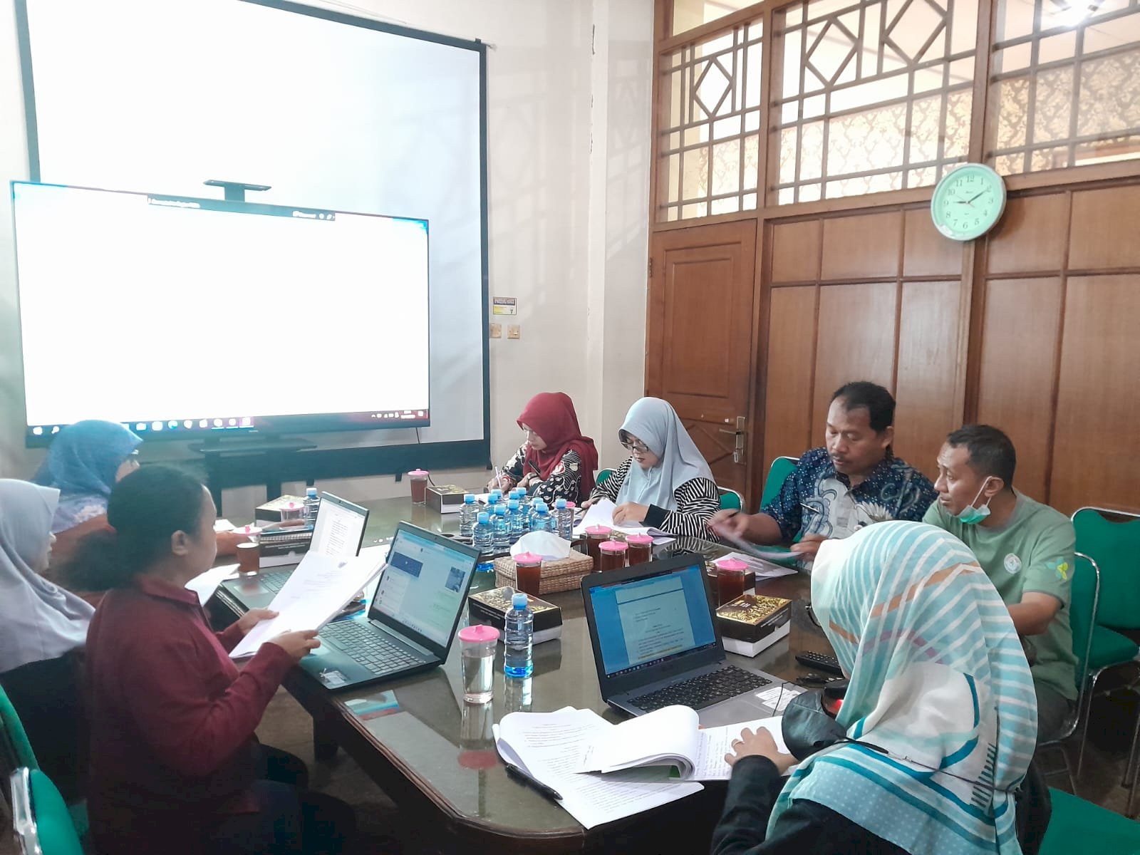 Rapat membahas Raperbup Pembinaan dan Pengawasan Badan Layanan Umum Daerah (BLUD)