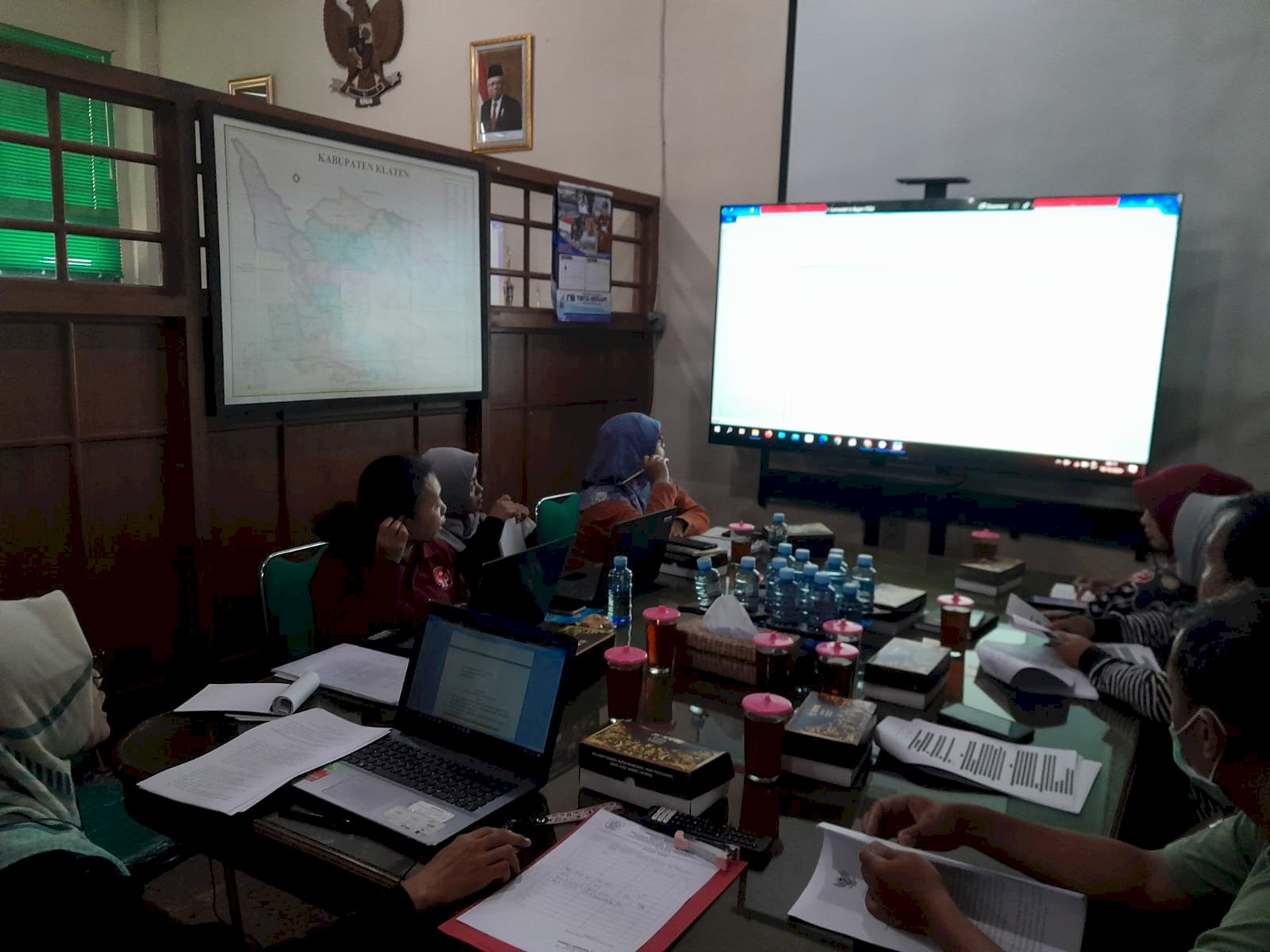 Rapat membahas Raperbup Pembinaan dan Pengawasan Badan Layanan Umum Daerah (BLUD)