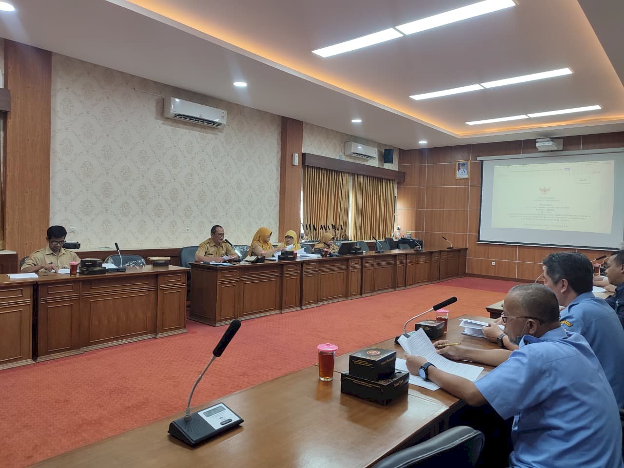 Rapat membahas Draft Raperda Penyertaan Modal pada BUMD  